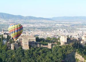 El Vuelo en globo en Granada ofrece un colorido paseo en globo aerostático sobre el paisaje urbano histórico de Granada, con exuberante vegetación y montañas distantes: una experiencia verdaderamente inolvidable. - ForTwo - Planes para parejas