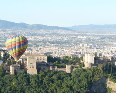 El Vuelo en globo en Granada ofrece un colorido paseo en globo aerostático sobre el paisaje urbano histórico de Granada, con exuberante vegetación y montañas distantes: una experiencia verdaderamente inolvidable. - ForTwo - Planes para parejas