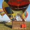 En Antequera, los participantes en una cesta de globo aerostático se preparan para el despegue con Volar en globo en Antequera, mientras varios globos de colores flotan en el fondo. - ForTwo - Planes para parejas