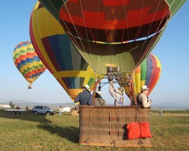 En Antequera, los participantes en una cesta de globo aerostático se preparan para el despegue con Volar en globo en Antequera, mientras varios globos de colores flotan en el fondo. - ForTwo - Planes para parejas