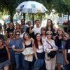 Un grupo alegre se encuentra bajo los árboles y los coches aparcados, sosteniendo con orgullo su paraguas del Free Tour. ¡Es un día perfecto para Freetour en Budapest con White Umbrella Tours en la hermosa Budapest!. - ForTwo - Planes para parejas