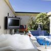 Descubra una escapada romántica en el Hotel Zouk de Madrid, con una terraza en la azotea con un jacuzzi burbujeante. Relájese en la tumbona, disfrute de la televisión y sumérjase en la pequeña piscina con su encantadora cascada, ideal para parejas que buscan una escapada de ensueño. - ForTwo - Planes para parejas