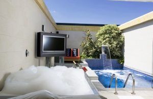Descubra una escapada romántica en el Hotel Zouk de Madrid, con una terraza en la azotea con un jacuzzi burbujeante. Relájese en la tumbona, disfrute de la televisión y sumérjase en la pequeña piscina con su encantadora cascada, ideal para parejas que buscan una escapada de ensueño. - ForTwo - Planes para parejas