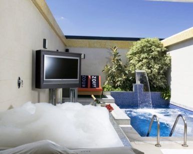 Descubra una escapada romántica en el Hotel Zouk de Madrid, con una terraza en la azotea con un jacuzzi burbujeante. Relájese en la tumbona, disfrute de la televisión y sumérjase en la pequeña piscina con su encantadora cascada, ideal para parejas que buscan una escapada de ensueño. - ForTwo - Planes para parejas