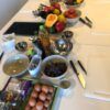 Taller de Cocina Batch Cooking saludable en Sevilla cuenta con verduras frescas, huevos y hierbas aromáticas para preparar comidas saludables. Los utensilios están perfectamente organizados para garantizar una experiencia culinaria impecable. - ForTwo - Planes para parejas