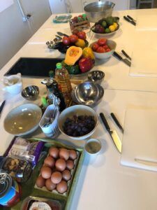 Taller de Cocina Batch Cooking saludable en Sevilla cuenta con verduras frescas, huevos y hierbas aromáticas para preparar comidas saludables. Los utensilios están perfectamente organizados para garantizar una experiencia culinaria impecable. - ForTwo - Planes para parejas