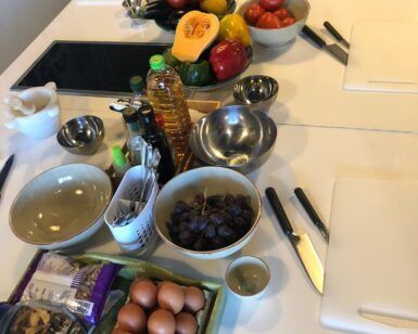 Taller de Cocina Batch Cooking saludable en Sevilla cuenta con verduras frescas, huevos y hierbas aromáticas para preparar comidas saludables. Los utensilios están perfectamente organizados para garantizar una experiencia culinaria impecable. - ForTwo - Planes para parejas