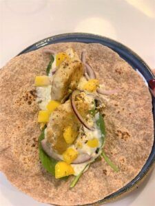 Este Taller de Comida Rápida Saludable en Sevilla ofrece un plato elegante con pan plano, falafel, espinacas frescas, mango jugoso y cebolla roja para una comida vibrante en el corazón de Sevilla. - ForTwo - Planes para parejas
