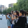 Un grupo captura momentos con "Taller de Fotografía en Granada: aprende a dominar tu cámara réflex", en medio de los árboles y edificios de Granada. - ForTwo - Planes para parejas