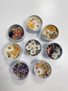 Crea tus propias y preciosas velas aromáticas en "Taller de Velas Decorativas en Granada" con latas redondas adornadas con flores secas, rodajas de naranja y hierbas. - ForTwo - Planes para parejas