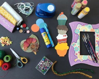 El producto "Talleres de Manualidades en Granada: Crea y Conecta con el Arte" ofrece materiales para manualidades como hilo, botones, pinturas y pinceles sobre una mesa que captura el espíritu artístico de Granada. - ForTwo - Planes para parejas