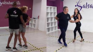 Dos parejas de baile practican salsa en un estudio con "Clases de Bachata, Salsa y Kizomba en Madrid" en la pared, mientras indicios de melodías de Bachata inspiran sus elegantes pasos. - ForTwo - Planes para parejas
