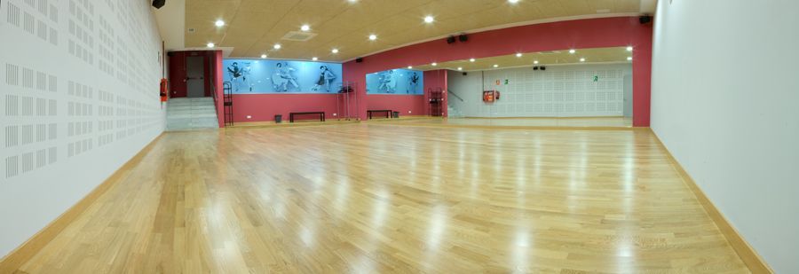 Experimente el espacio perfecto para aprender Tango en Clases de Baile de Salón en Madrid, que cuenta con un espacioso estudio con pisos de madera, espejos y arte de pared vibrante. - ForTwo - Planes para parejas