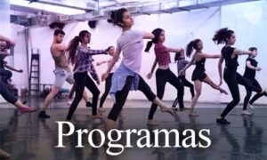 Un animado grupo de personas bailando salsa en un estudio, con "Clases de Baile en Madrid: Salsa, Bachata, Tango y Más en Studio11" elegantemente exhibidas en la parte inferior. - ForTwo - Planes para parejas