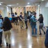 En un estudio animado con cortinas coloridas y suelos pulidos, las parejas se dejan llevar por el ritmo de las Clases de Salsa Cubana en Madrid, con pasos elegantes que evocan la vibrante cultura bailable de la ciudad. Cada paso narra una historia de pasión y ritmo. - ForTwo - Planes para parejas