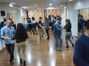 En un estudio animado con cortinas coloridas y suelos pulidos, las parejas se dejan llevar por el ritmo de las Clases de Salsa Cubana en Madrid, con pasos elegantes que evocan la vibrante cultura bailable de la ciudad. Cada paso narra una historia de pasión y ritmo. - ForTwo - Planes para parejas