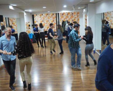 En un estudio animado con cortinas coloridas y suelos pulidos, las parejas se dejan llevar por el ritmo de las Clases de Salsa Cubana en Madrid, con pasos elegantes que evocan la vibrante cultura bailable de la ciudad. Cada paso narra una historia de pasión y ritmo. - ForTwo - Planes para parejas