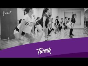 Un grupo animado realiza con energía una rutina de twerk, mostrando sus habilidades en vibrantes "Clases de Twerk en Madrid". - ForTwo - Planes para parejas