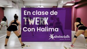 Personas en una clase de baile practicando movimientos de twerk. Texto superpuesto: En clase de TWERK con Halima, Salsabachata escuela de baile. Descubre las Clases de Twerk en Madrid y libera tu ritmo. - ForTwo - Planes para parejas