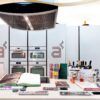 Una cocina moderna en Madrid cuenta con elegantes electrodomésticos con una encimera repleta de libros de cocina y productos gourmet Diviértete Cocinando en Madrid A Punto, perfectos para preparar deliciosos platos combinados con buen vino. - ForTwo - Planes para parejas