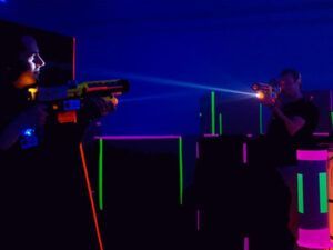 En el emocionante reino de Lasertag en Laserspace Zaragoza - Pack Ocio, los jugadores navegan por una habitación oscura salpicada de luces de neón y obstáculos brillantes, convirtiendo el lasertag en una aventura llena de adrenalina. - ForTwo - Planes para parejas