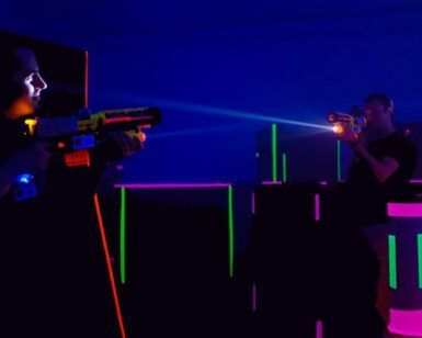 En el emocionante reino de Lasertag en Laserspace Zaragoza - Pack Ocio, los jugadores navegan por una habitación oscura salpicada de luces de neón y obstáculos brillantes, convirtiendo el lasertag en una aventura llena de adrenalina. - ForTwo - Planes para parejas
