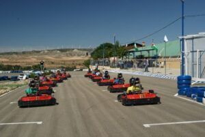 ¡Acelera en el Karting de Mozota en Zaragoza! Los karts esperan en la pista bajo un cielo azul despejado, listos para la carrera. - ForTwo - Planes para parejas