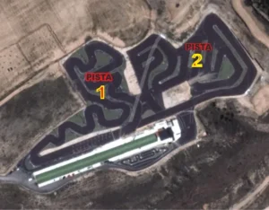 Una vista aérea muestra el circuito de carreras de Zaragoza en el "¡Acelera en el Karting de Mozota!" recinto, que cuenta con dos circuitos de karts denominados Pista 1 y Pista 2. - ForTwo - Planes para parejas