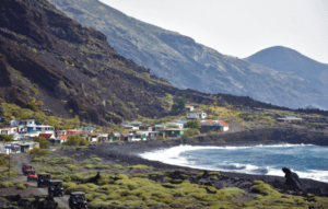 Explora el encanto costero de La Palma con el Tour en Buggy en La Palma. Descubre casas coloridas en terreno rocoso, cerca del mar y colinas escarpadas, mientras disfrutas de este pintoresco pueblo y sus impresionantes alrededores. - ForTwo - Planes para parejas
