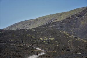 Únete al Buggy Tour en La Palma, recorriendo senderos accidentados y paisajes volcánicos en vehículos todo terreno bajo un cielo azul claro. - ForTwo - Planes para parejas