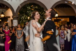 La pareja se deslizó con gracia por el suelo, mostrando sus habilidades de "Clase Particular de Baile para Novios en Madrid" en su boda con invitados encantados y una lluvia de confeti. - ForTwo - Planes para parejas