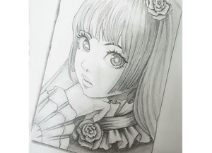 Un boceto a lápiz, que presenta a una niña de ojos grandes con un traje con volantes y una flor en el pelo, encarna a la perfección la esencia enseñada en el "Curso de Dibujo de Manga en Huesca: Aprende a Crear Personajes Manga y Anime". - ForTwo - Planes para parejas