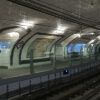 Una antigua estación de metro con paredes de azulejos y anuncios evoca el encanto de "Descubre la Estación Fantasma de Chamberí: Un Viaje al Madrid de los Años 20". - ForTwo - Planes para parejas