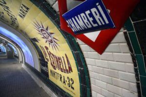 Descubre "Descubre la Estación Fantasma de Chamberí: Un Viaje al Madrid de los Años 20", una joya escondida en Madrid. Las paredes curvas de azulejos de la antigua estación de metro y los anuncios antiguos te transportan a la vibrante década de 1920. - ForTwo - Planes para parejas