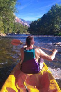 Disfruta de una excursión guiada en kayak por el embalse de Coll de Nargó, deslizándote con gracia a lo largo de un río cristalino, rodeado de frondosos árboles y montañas lejanas bajo un brillante cielo azul. Vive la naturaleza y la aventura con "Excursión Guiada en Kayak en Coll de Nargó: Naturaleza y Aventura en el Pantano. - ForTwo - Planes para parejas