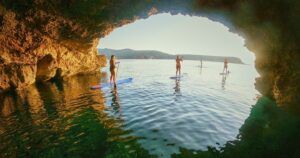 A la gente le encantan las "Excursiones de SUP en Ibiza: Atardecer sobre el agua", practicar paddleboarding a través de cuevas con aguas tranquilas y colinas lejanas bajo un cielo despejado. - ForTwo - Planes para parejas