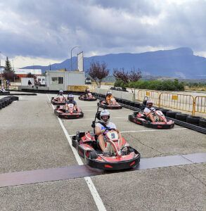 Los amantes de las emociones fuertes compiten con Karts Individuales en la pista al aire libre con las impresionantes montañas de Jaca como telón de fondo, utilizando "Karting en Jaca: Karts Individuales, Biplaza y Junior para Toda la Familia". - ForTwo - Planes para parejas
