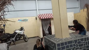 En el emocionante Láser Combat: Vive la emoción del combate en Gijón, los participantes se esconden y apuntan sigilosamente, sorteando obstáculos inesperados en interiores como si fueran una motocicleta, creando una emocionante experiencia de guerra urbana. - ForTwo - Planes para parejas