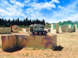 En Mallorca Paintball, experimente nuestro campo dinámico con 5 campos tematizados y una escultura de tanque desgastada bajo el vasto cielo azul, con árboles que bordean el fondo para darle un toque de naturaleza a su aventura. - ForTwo - Planes para parejas