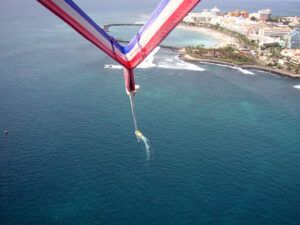 Durante la experiencia Parascending en Costa Adeje: Vuela y Disfruta de las Vistas del Sur de Tenerife, disfruta de impresionantes vistas del resplandeciente océano que se extiende hacia la playa de Costa Adeje y los vibrantes edificios costeros. - ForTwo - Planes para parejas
