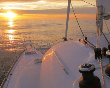Experimenta Puesta de Sol en Catamarán en Ibiza: La Mejor Experiencia Todo Incluido, mientras navegas por un mar tranquilo con el cielo dorado y el sol reflejándose maravillosamente en el agua. - ForTwo - Planes para parejas