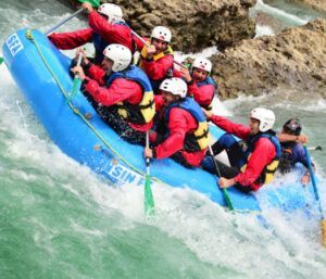 Los amantes de las emociones fuertes, ataviados con cascos y chalecos salvavidas, navegan por el río rocoso de Huesca, surfeando los rápidos del Pirineo Aragonés con "Rafting en Huesca: Aventura y Diversión en el Pirineo Aragonés con Sarratillo", disfrutando de una emocionante aventura de rafting en aguas bravas en medio de un impresionante paisaje natural. - ForTwo - Planes para parejas