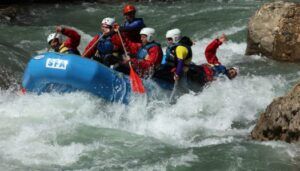 Un grupo se embarca en un emocionante Rafting en Huesca con Sarratillo, navegando por aguas bravas del Pirineo Aragonés, todos equipados con cascos y chalecos salvavidas para mayor seguridad. - ForTwo - Planes para parejas
