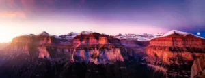 La puesta de sol sobre las montañas cubiertas de nieve ofrece un impresionante telón de fondo para unas aventureras "Rutas en 4x4 y Senderismo por el Parque Nacional de Ordesa. - ForTwo - Planes para parejas