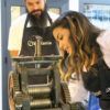 En un pintoresco taller barcelonés, dos artesanos manejan con destreza una vieja imprenta, con los delantales manchados de tinta. Están tan concentrados en su oficio como los joyeros del Taller de Alianzas para Parejas en Barcelona: Crea tus Anillos a Mano. - ForTwo - Planes para parejas