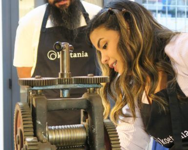 En un pintoresco taller barcelonés, dos artesanos manejan con destreza una vieja imprenta, con los delantales manchados de tinta. Están tan concentrados en su oficio como los joyeros del Taller de Alianzas para Parejas en Barcelona: Crea tus Anillos a Mano. - ForTwo - Planes para parejas