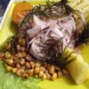 Un vibrante plato de ceviche incluye maíz, batata, lechuga, algas secas y granos de maíz tostados en un plato amarillo de Taller Cocina del Mundo: Sabores Latinoamericanos. - ForTwo - Planes para parejas