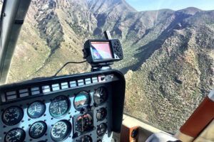 Desde la cabina del "Tour en Helicóptero sobre los Acantilados de Los Gigantes y el Teide", experimente la impresionante vista de la belleza escarpada de Acantilados de Los Gigantes con majestuosas montañas de fondo. - ForTwo - Planes para parejas