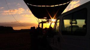 La silueta de un globo aerostático se prepara cerca de una furgoneta contra el cielo del atardecer en Manacor, Mallorca, capturando la emoción de Vuelo en Globo en Mallorca desde Manacor. - ForTwo - Planes para parejas