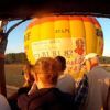 Durante el amanecer sobre el sereno paisaje de Mallorca, personas en un globo aerostático observan a otro cercano, disfrutando de un inolvidable Vuelo en Globo en Mallorca desde Manacor. - ForTwo - Planes para parejas